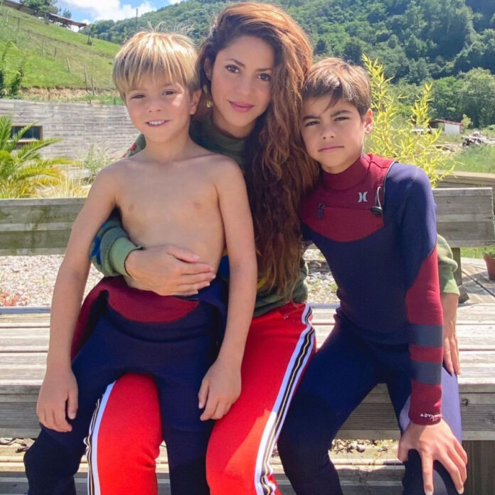 Shakira con sus hijos haciendo surf en Wavengarden