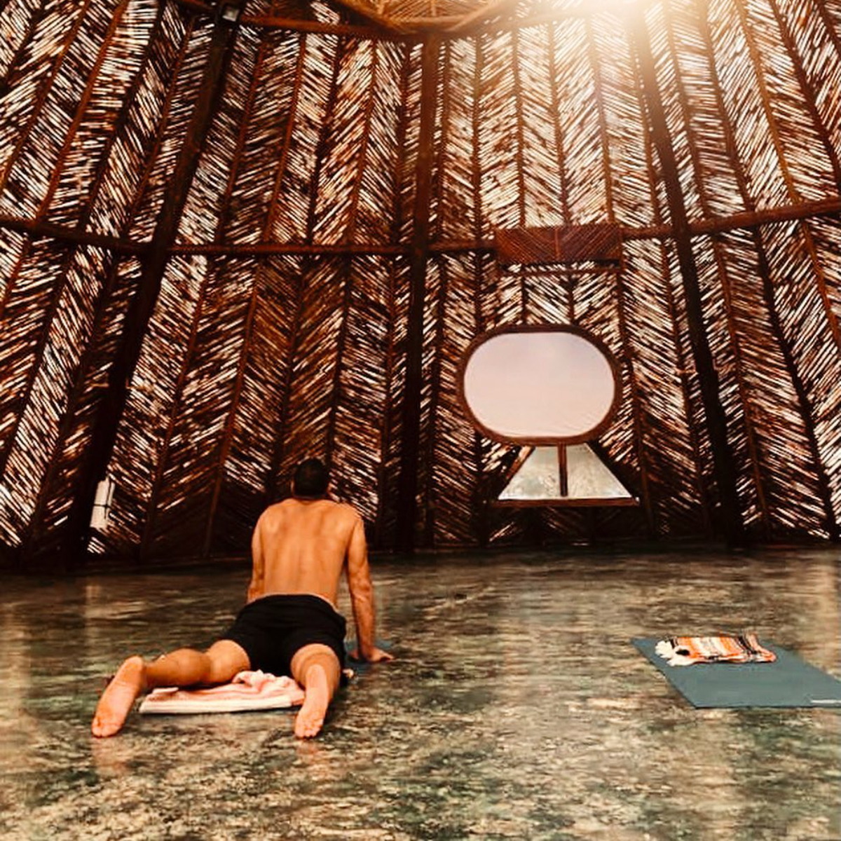 Alex Rodriguez haciendo yoga con misterioso acompañante