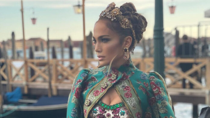 Jennifer Lopez triunfa en Venecia vestida por Dolce & Gabbana