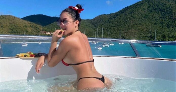 Daymar Mora, ¿la nueva pareja de Chyno Miranda?, posa de espaldas con un sexy bikini tipo tanga