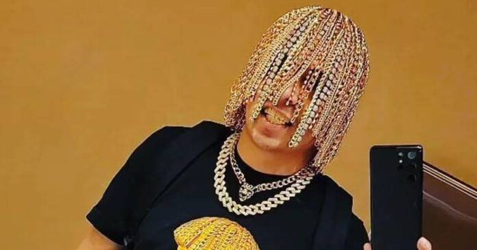 Dan Sur: el rapero que asegura haberse implantado cadenas de oro en la cabeza