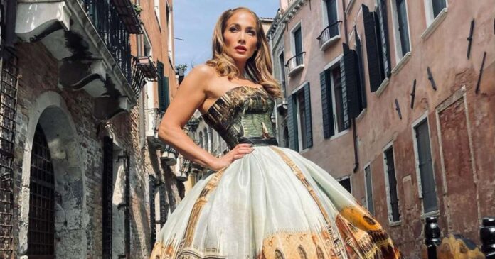 Jennifer Lopez luce impresionante vestido de D & G en Venecia