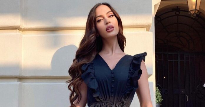 Natalia Barulich, sexy y elegante con mini vestido negro