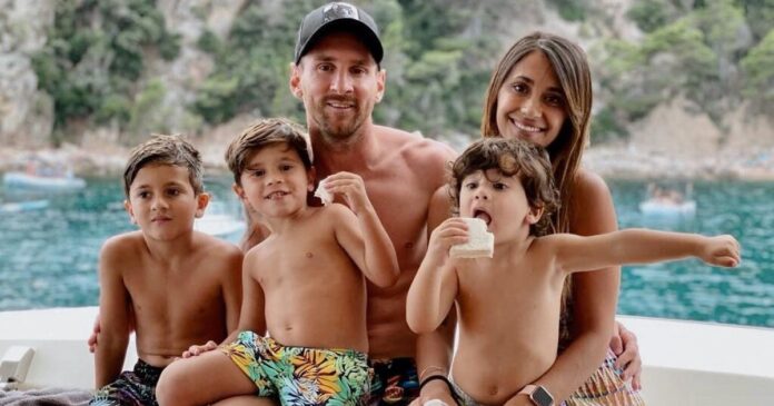 Leo Messi y Antonela Roccuzzo junto a sus tres hijos