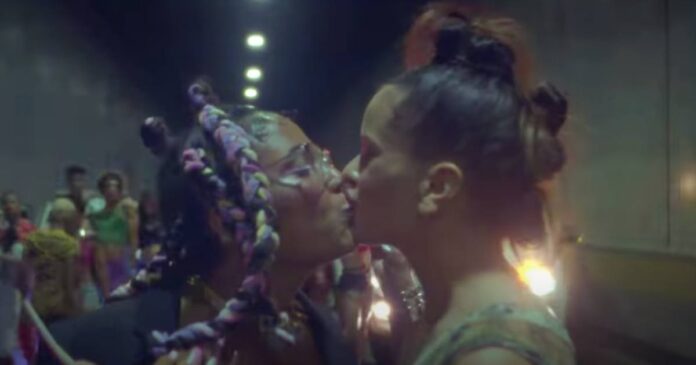 Rosalía y Tokischa se besan en el clip de su tema 