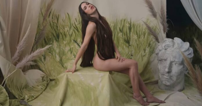 Scout Larue Willis posa desnuda en el clip de su primera canción