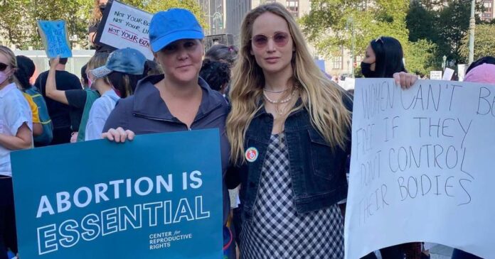 Jennifer Lawrence y Amy Schumer en marcha pro aborto seguro