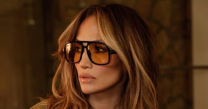 Jennifer Lopez, espectacular con un look otoñal de tonos verde militar