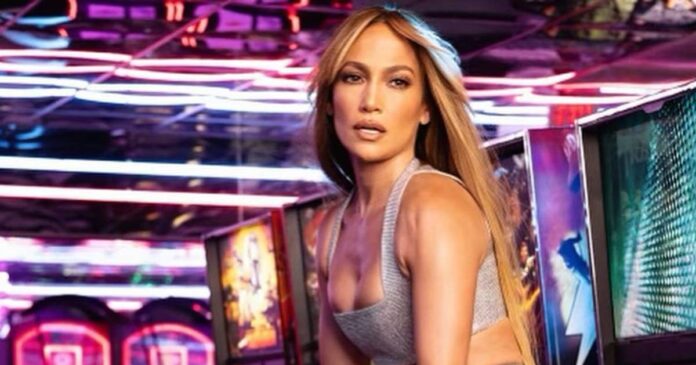 Jennifer Lopez presume de músculos de acero