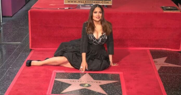 Salma Hayek posa con su estrella en el Paseo de la Fama de Hollywood