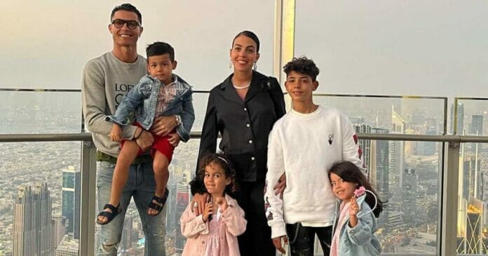 Desde Dubai, embarazada, con Cristiano Ronaldo y sus hijos, festejó Georgina Rodríguez el estreno de la serie en Netflix 