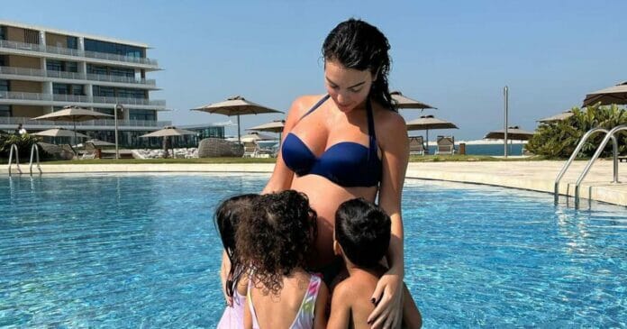 Georgina Rodríguez, embarazada de gemelos de Cristiano Ronaldo, en bikini desde Dubái
