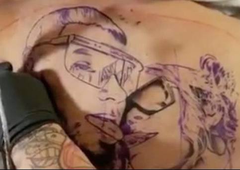 Así era el tatuaje que Anuel se hizo en su espalda cuando era pareja de Karol G: el rostro de ambos fundiéndose en un beso
