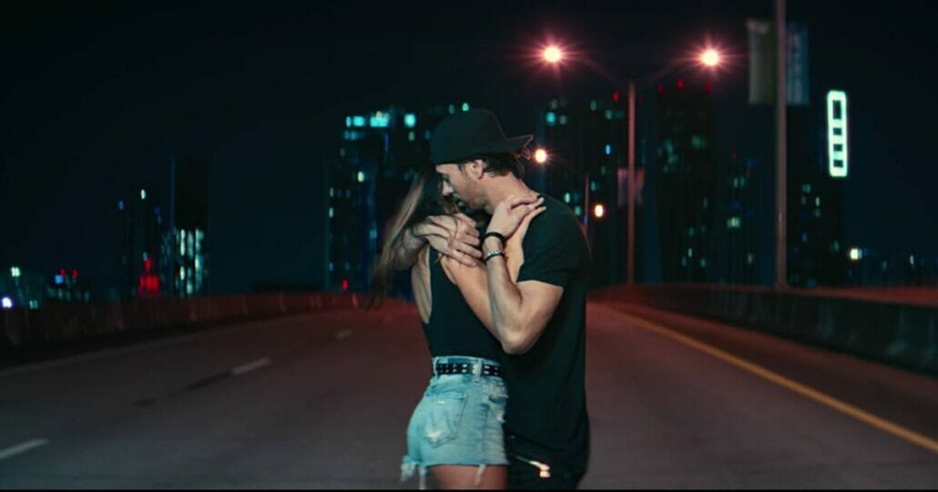Enrique Iglesias en el videoclip de "te fuiste" junto a Myke Towers.