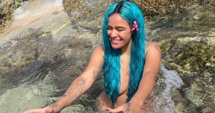 Fotos de Karol G posando desnuda desde el mar