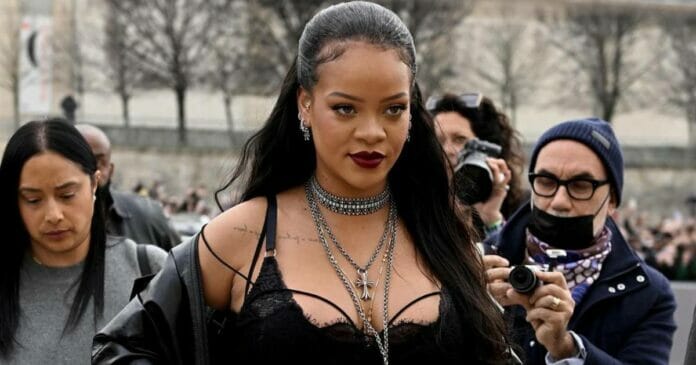 Rihanna presume de embarazo luciendo vestido transparente de tul y encaje en la Paris Fashion Week 2022