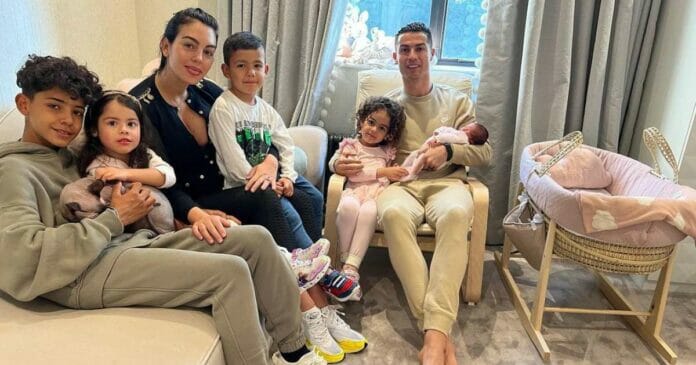 Cristiano Ronaldo y Georgina Rodríguez posan por primera vez con su hija recién nacida