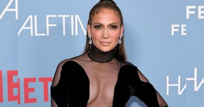 Jennifer Lopez vestido negro con transparencias