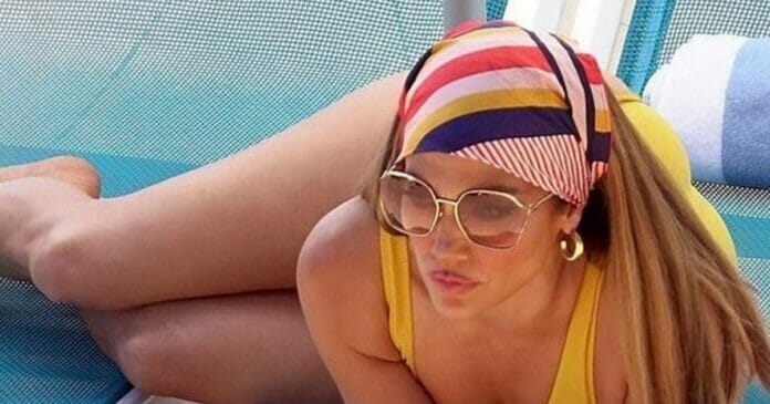 Jennifer Lopez posando con bañador amarillo y pañuelo desde Capri