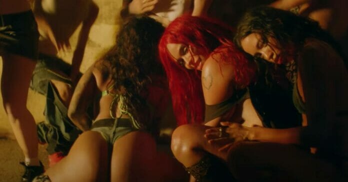 Karol G luce por primera vez su pelo rojo en videoclip oficial de Gatúbela