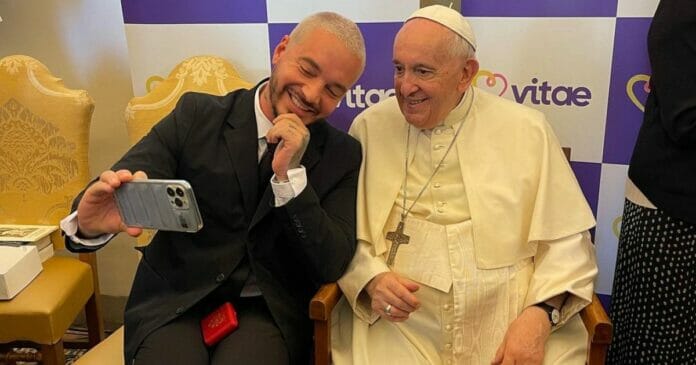Foto de J Balvin con el papa Francisco